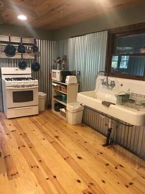 Fridge, microwave, oven, stovetop - Unplug and kick back! Simple, relaxing cabin on the Clam River. (Marion)