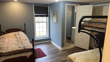 4 quartos, ferros/tábuas de passar roupa, roupa de cama
