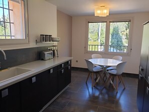 Réfrigérateur, four à micro-ondes, un four, surface de cuisson