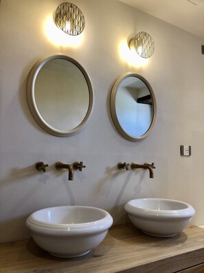 Combined shower/tub, jetted tub, bidet, towels