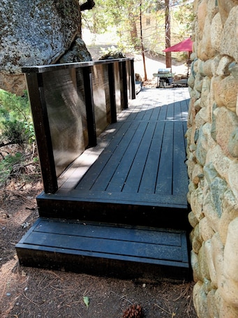 テラス / パティオ. FALL SPECIAL Gorgeous Designer Cabin Inside Yosemite WITH LUXURIOUS Jacuzzi