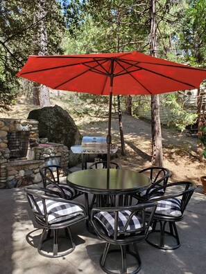 Outdoor dining - FALL SPECIAL Gorgeous Designer Cabin Inside Yosemite WITH LUXURIOUS Jacuzzi (Wawona)