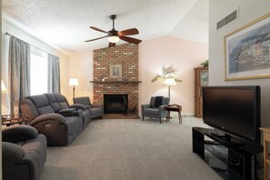 TV connectée, cheminée, espaces bureaux