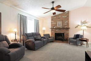 Smart TV, caminetto, studio