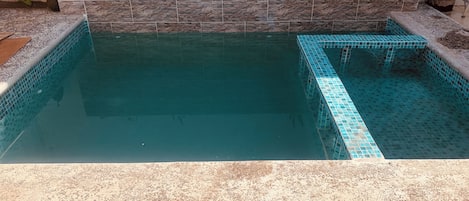 حمام سباحة
