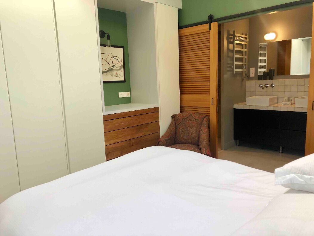 5 bedrooms, iron/ironing board, WiFi, bed sheets