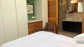 5 bedrooms, iron/ironing board, WiFi, bed sheets