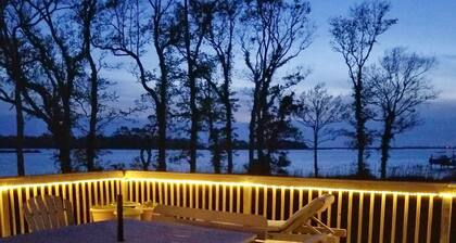 ⭐️Waterfront⭐️Fenced Yard~Dogs ✔️~Dock~Kayak~Bikes~Sunset☀️Beach Chairs~Linens🐬