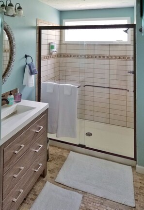 Ensemble douche/baignoire, sèche-cheveux, serviettes fournies, savon