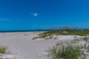 In Strandnähe, Liegestühle, Strandtücher