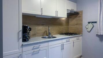 Jääkaappi, liesi, kahvin-/teenkeitin