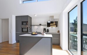 Kühlschrank, Mikrowelle, Herdplatte, Geschirrspüler