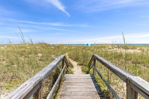 Rannalla, aurinkotuoleja, rantapyyhkeitä