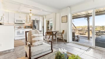 Smart TV, caminetto, lettore DVD, libri