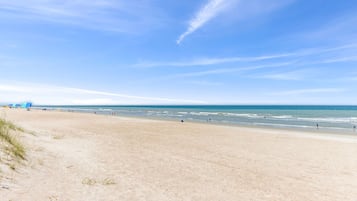 Sulla spiaggia, lettini da mare, teli da spiaggia