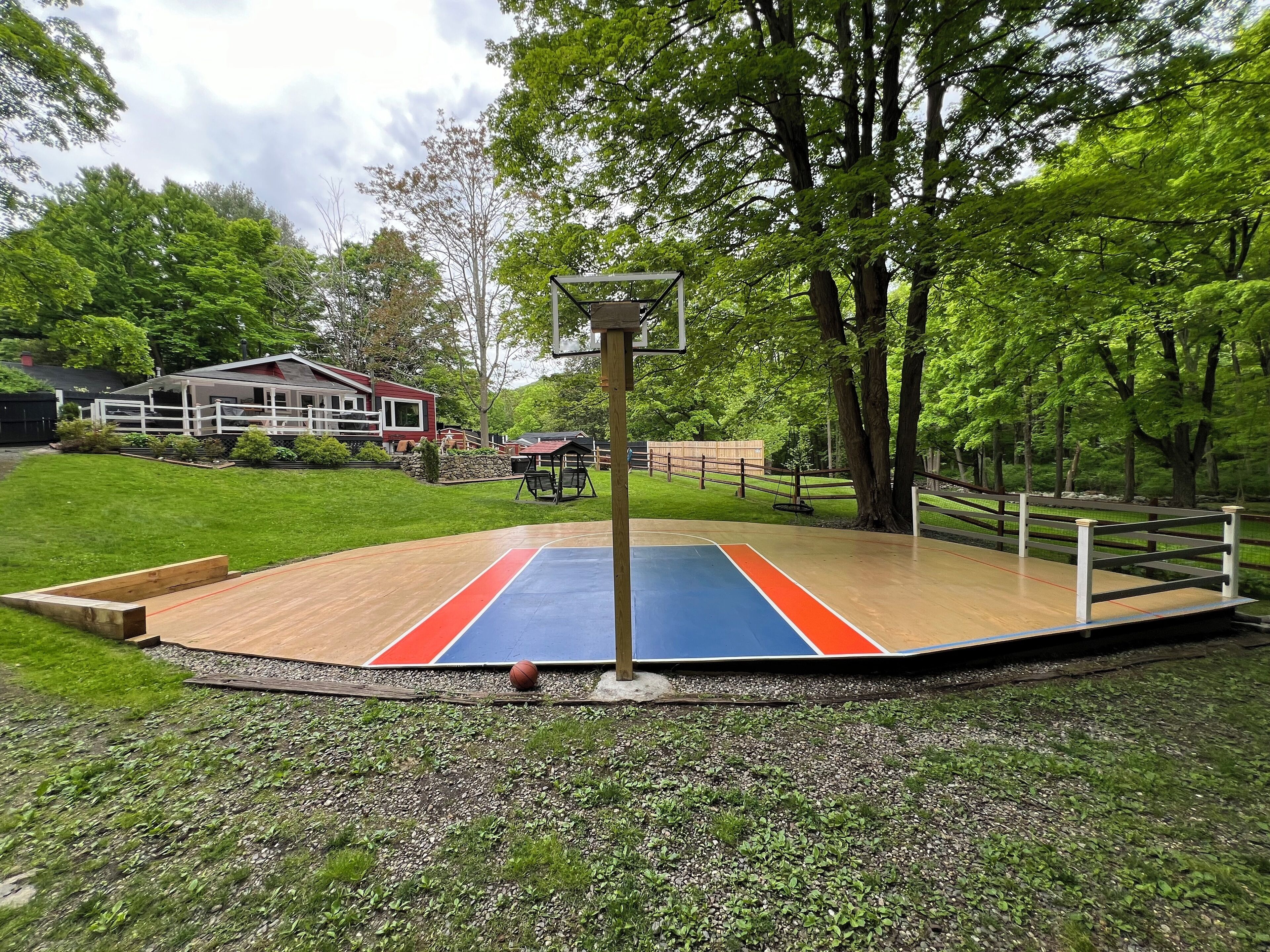 Cozy Country Cottage with Basketball Court/Spa/Fireplace/Enclosed Yard/Fire Pit