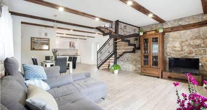 Nice home in Hrvace with private swimming pool, can be inside or outside