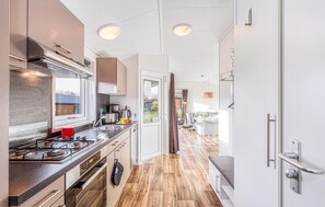 Fridge, stovetop, dishwasher, coffee/tea maker - Nice home in Süsel with WiFi (Süsel)