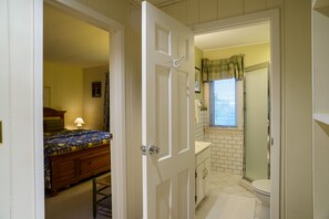Combined shower/bathtub, hair dryer, towels, toilet paper - Perfect "Goldilocks" Ski & Golf House on Stratton Resort (Winhall)