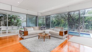 Smart TV - The Beach House -Nth Point Ave (KINGSCLIFF)