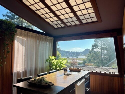 The Bathhouse: Boho Modern + Hot Tub + Water View