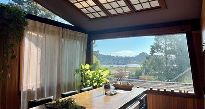 The Bathhouse: Boho Modern + Hot Tub + Water View