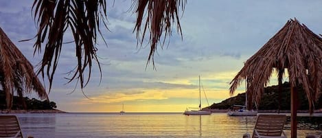 Ubicación a pie de playa y tumbonas