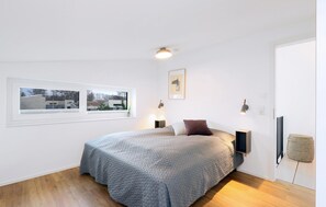5 bedrooms, free WiFi, bed sheets
