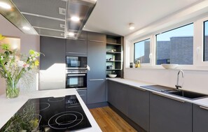 Kühlschrank, Mikrowelle, Herdplatte, Geschirrspüler