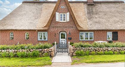 Cozy home in DagebĂŒll with kitchen