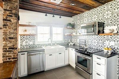 Urban Myrtle - Just 291 steps to Magnolia Market  Silos & across I-35 to Baylor