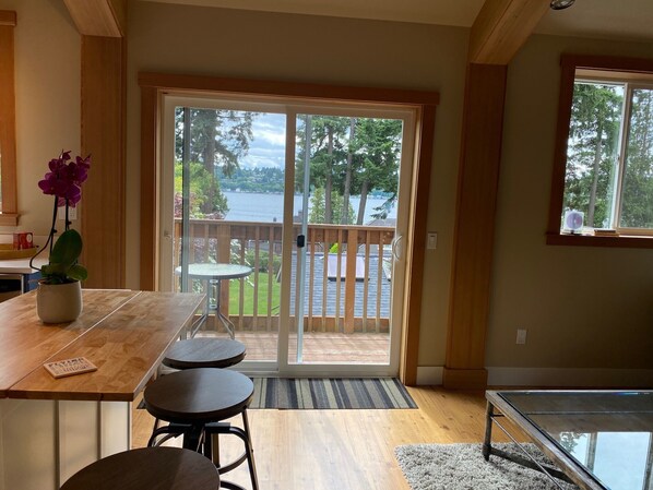 Dining - Lake View Cottage in Holmes Point Neighborhood (Kirkland)