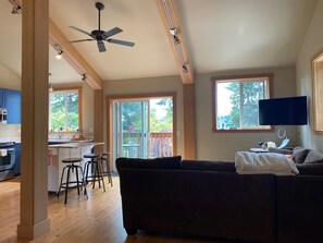 TV - Lake View Cottage in Holmes Point Neighborhood (Kirkland)