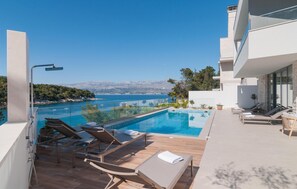 A heated pool - Stunning home in Splitska with sauna (Splitska)