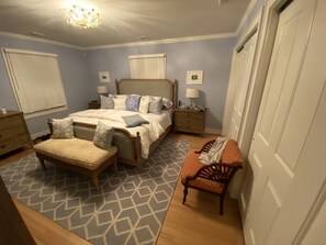 6 slaapkamers, een strijkplank/strijkijzer, wifi