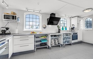 Een koelkast, een oven, een kookplaat, een vaatwasser