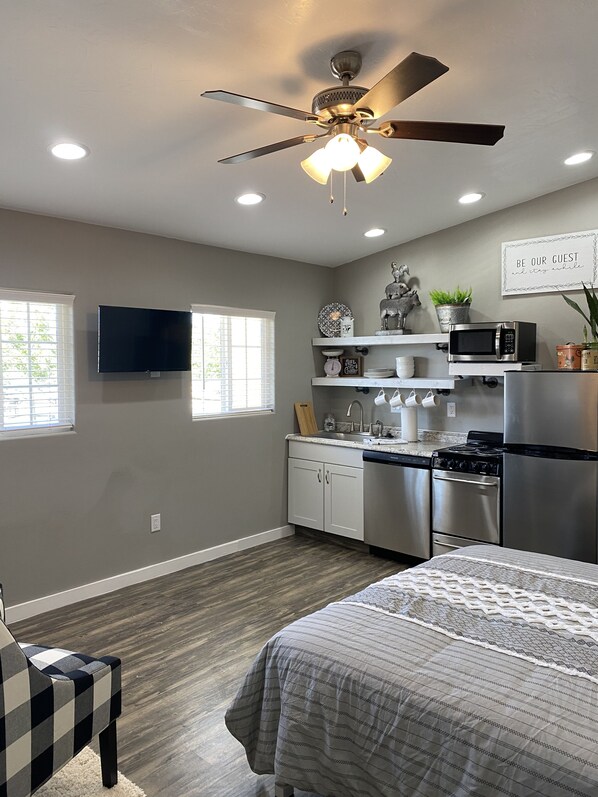 Refrigerador, microondas, horno y parrilla de estufa