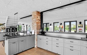 Een koelkast, een kookplaat, een vaatwasser