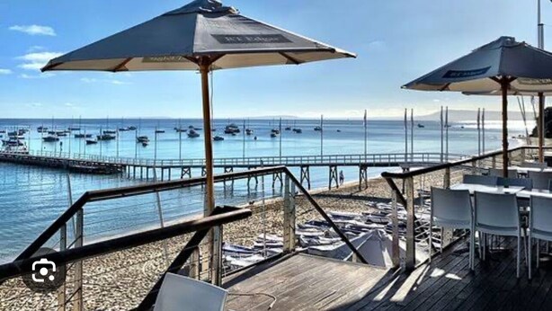 Un restaurante frente al mar con terraza y vistas al océano.