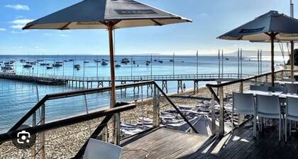 Poolside entertainer for families and their pets. Easy walk to beach & town.