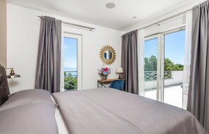 4 makuuhuonetta, tallelokero huoneessa, vauvan matkasänky