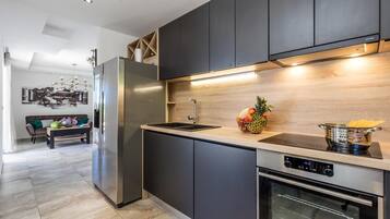 Frigorifero, piano cottura, lavastoviglie, macchina per tè/caffè