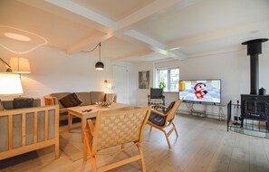 Tv, eldstad, dvd-spelare och bordsfotboll