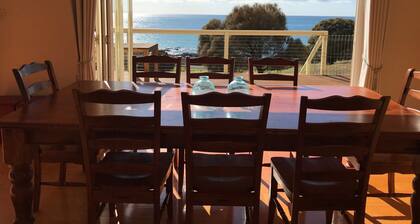 Peace, serenity & sea views - dolphins, wallabies & coastal walks