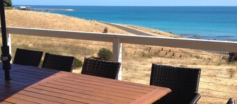 Peace, serenity & sea views - dolphins, wallabies & coastal walks