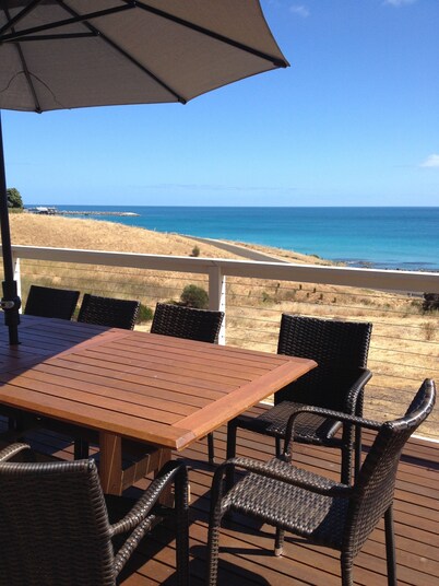 Peace, serenity & sea views - dolphins, wallabies & coastal walks