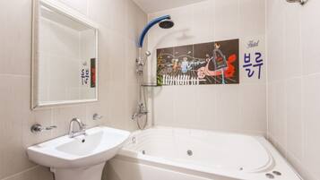 Habitación con 2 camas individuales | Baño | Ducha y bañera combinadas y bañera de hidromasaje