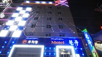 住宿正面 (夜晚)