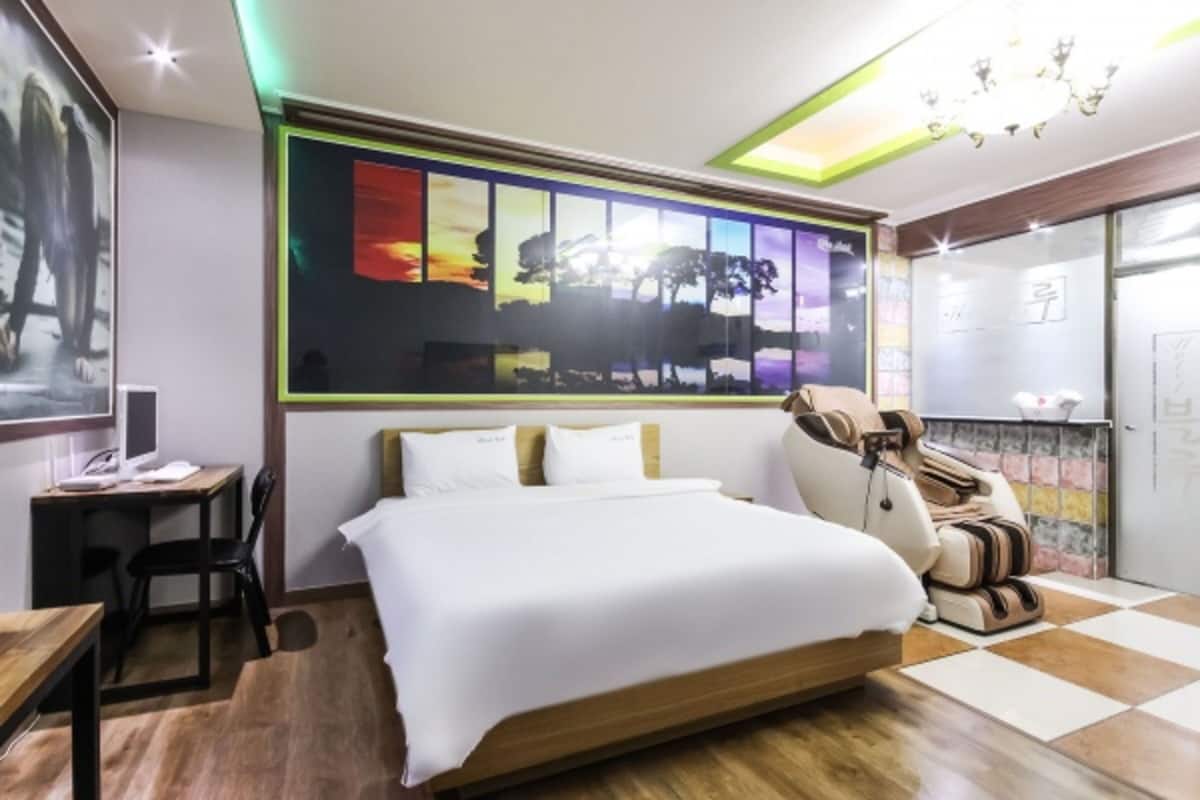 Deluxe Room (A + Massage Chair) | WiFi (free), individually decorated, individually furnished