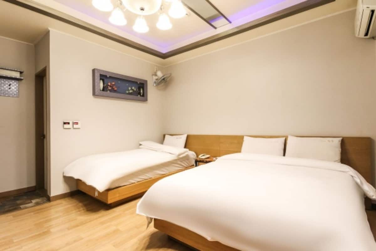Twin Room | WiFi (free), individually decorated, individually furnished